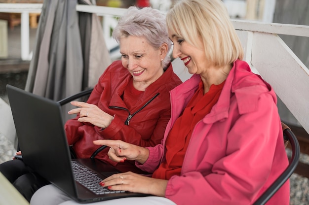 Donne Mature Eleganti Che Per Mezzo Di Un Computer Portatile Foto Gratis