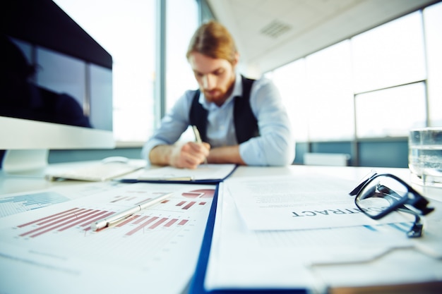 Free Photo | Employee working very concentrated