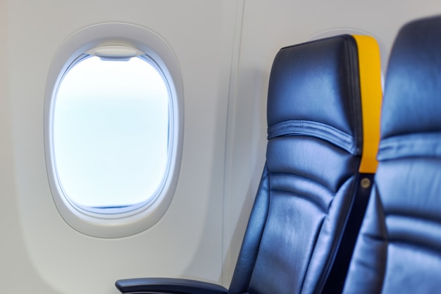 空の飛行機 乗客無料飛行機 欠航 フリーウィンドウ席 欠航 旅行なし 航空会社を停止 プレミアム写真