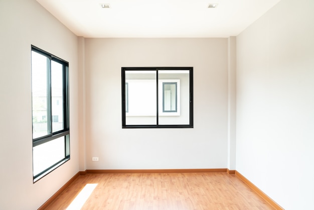 Empty glass window and door in home | Premium Photo