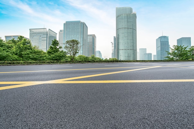 Empty highway with cityscape of china | Premium Photo