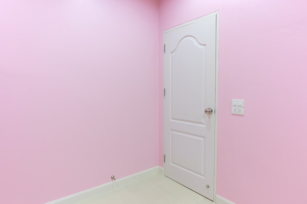 プレミアム写真 家のドアが付いている空のピンクの部屋