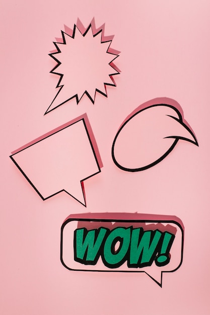 Empty speech bubble with wow sound expression bubble on pink background Free Photo