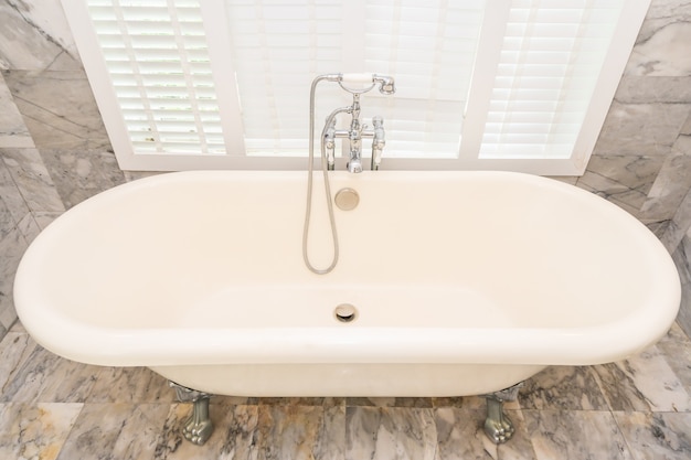 Empty white bathtub decoration interior | Free Photo