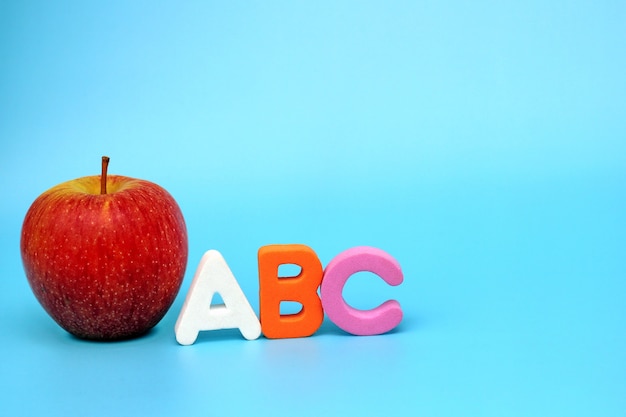 赤いリンゴの横にある英語のabcアルファベット プレミアム写真