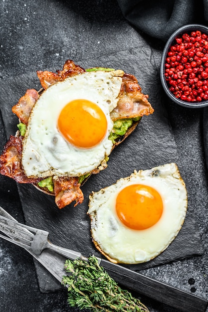 Premium Photo | English breakfast, toast with bacon, avocado and egg on ...