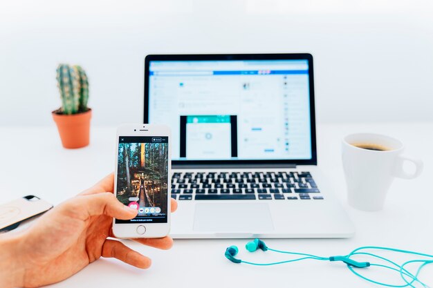 Enjoying instagram and facebook at the same time Free Photo Enjoying instagram and facebook at the same time Free Photo