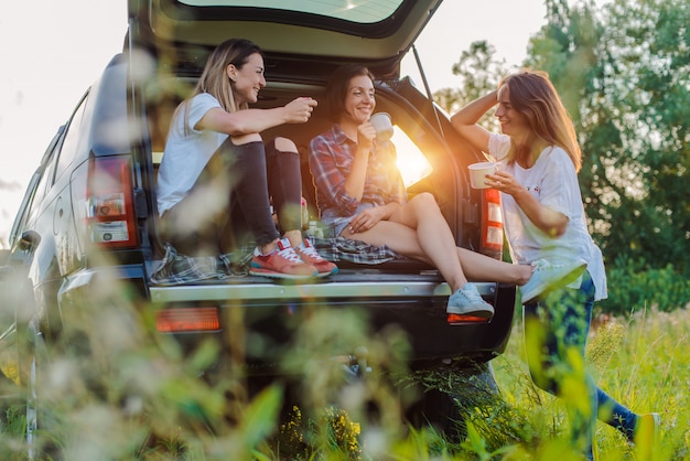 Enjoying the rest and socializing on a picnic trip with your best friends. Premium Photo