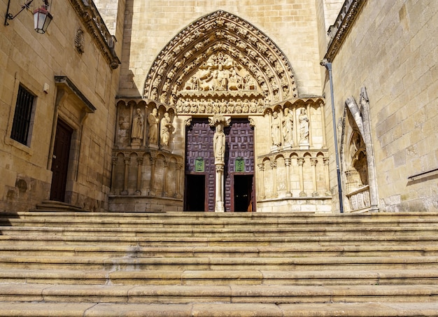 ブルゴスのゴシック様式の大聖堂への入り口のドア 世界遺産 スペイン プレミアム写真
