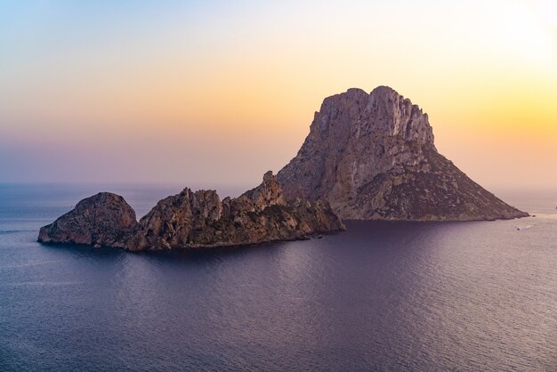 バレアレス諸島のes vedra島の夕日 Premium写真