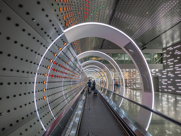 白雲国際空港広州市中国で軽い性能を持つエスカレーター広州白雲国際空港は広州の主要空港です プレミアム写真