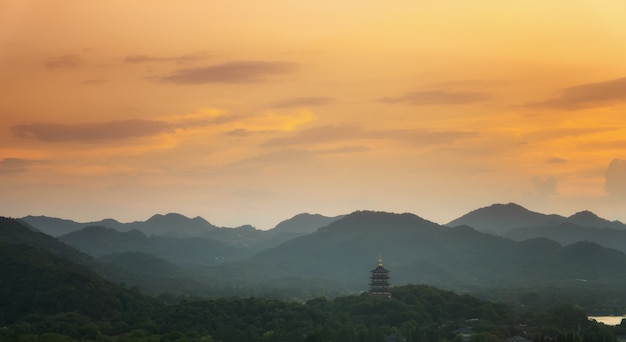 夕方の空と遠くの山の塔 プレミアム写真