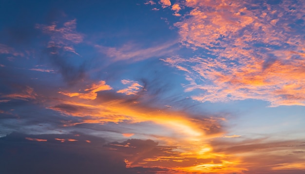 日没後のカラフルな雲の日光 夕暮れの空と夕方の空の背景 プレミアム写真