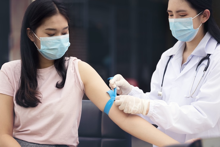 Premium Photo | Experienced phlebotomist preparing tourniquet a woman