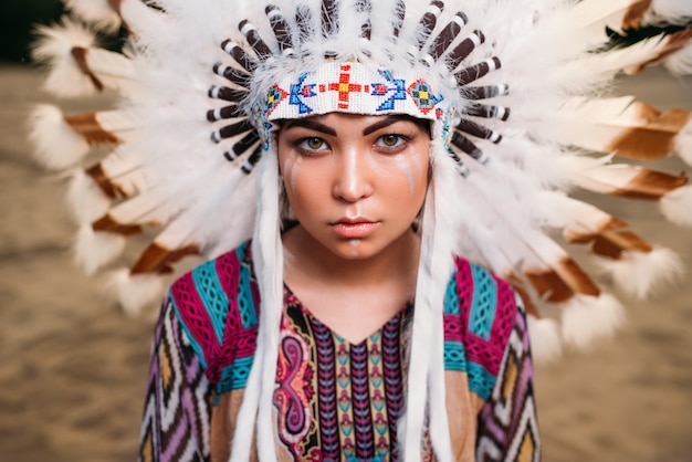 若いアメリカインディアンの女性 チェロキー ナバホの顔 野鳥の羽でできた頭飾り プレミアム写真