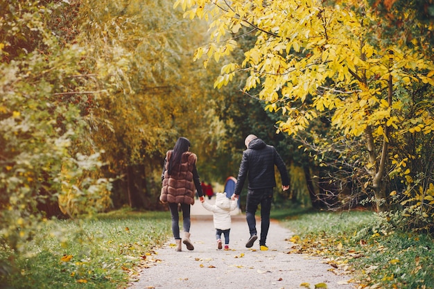 秋の公園で家族 無料の写真