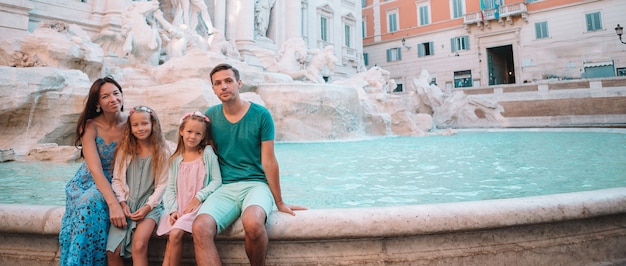 Family near fontana di trevi, rome, italy. Premium Photo