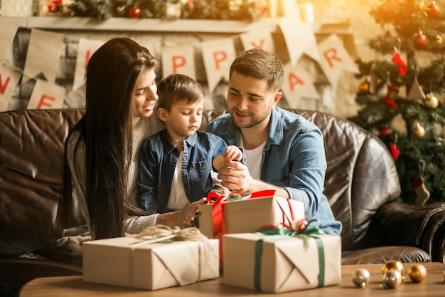 家族とクリスマスプレゼント 無料の写真