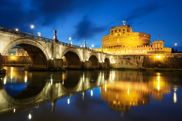 夜のローマの有名な橋 プレミアム写真