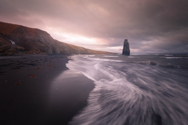 北アイスランドのオザールの隣にある有名なサイの岩は Hvitserkurと名付けられました プレミアム写真
