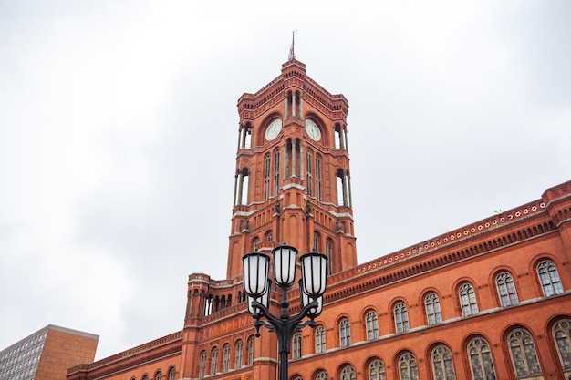有名なローテス市庁舎 ドイツ語で意味する赤い市庁舎 ベルリン ドイツ プレミアム写真