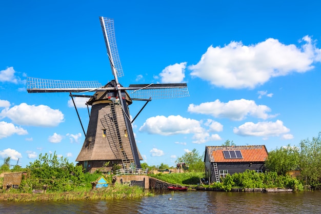 オランダの有名な風車 オランダ ヨーロッパのカラフルな春の田園風景 プレミアム写真