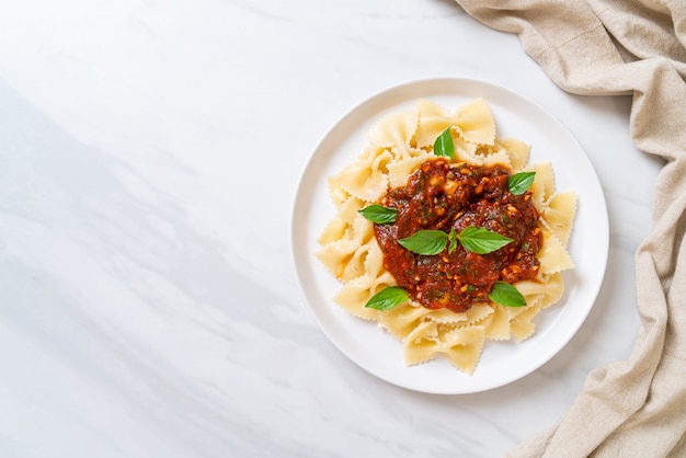 Premium Photo Farfalle Pasta With Basil And Garlic In Tomato Sauce