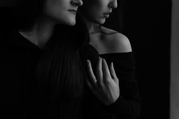Черно Белое Фото Двух Девушек