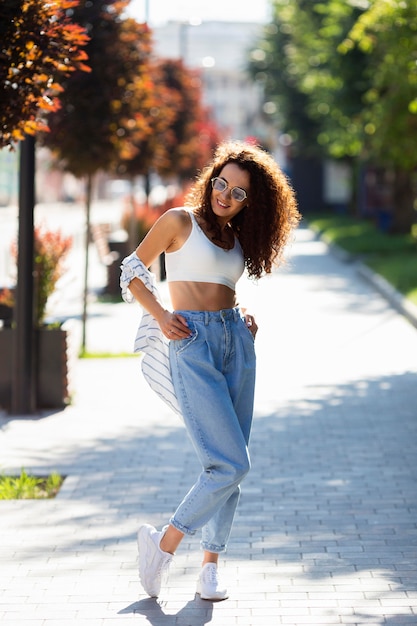 Fashion girl posing while wearing sunglasses | Free Photo