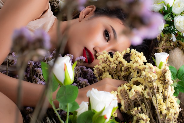 ファッションポートレートプロフィールアジアの女性花畑睡眠 プレミアム写真