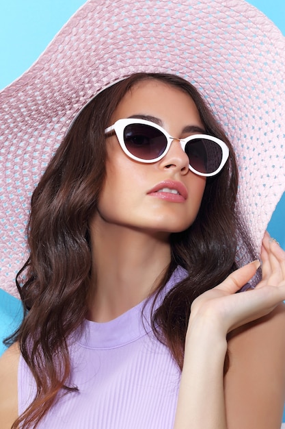 Premium Photo Fashion Portrait Of Young Woman Wearing Hat And Sunglasses 