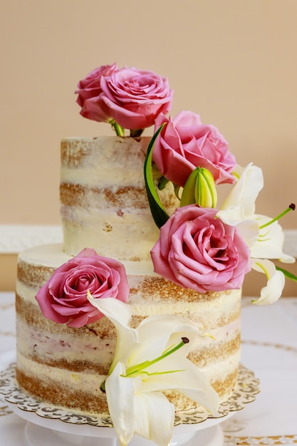 花 バラ ユリの留め具付きウェディングケーキ プレミアム写真