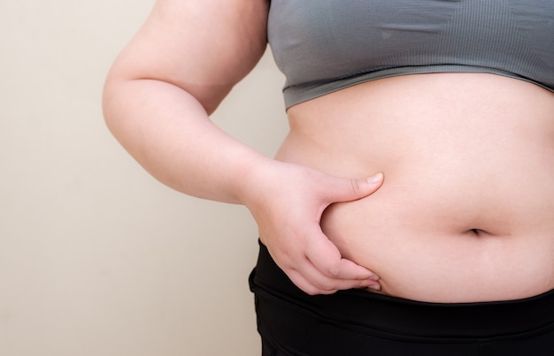 太った女性 健康的な胃の筋肉を形作り 腹の概念を減らすためにダイエットライフスタイル プレミアム写真