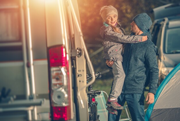 Father daughter and the campsite | Free Photo