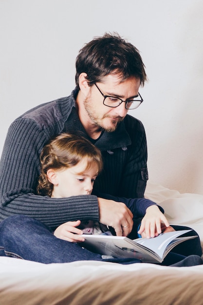 Father reading a story to daughter | Photo: Freepik