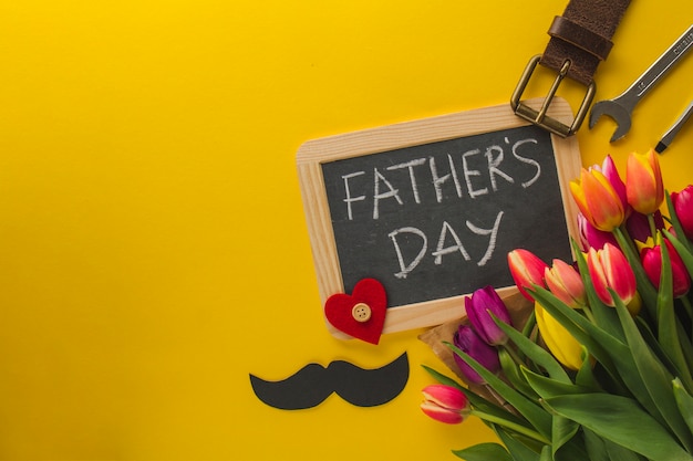 Father's day background with flowers and slate | Free Photo
