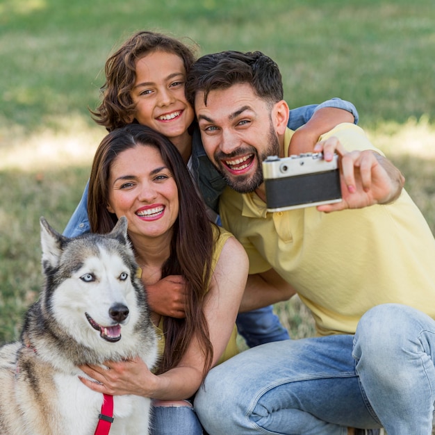 父が公園で外出中の家族と犬の自撮り 無料の写真