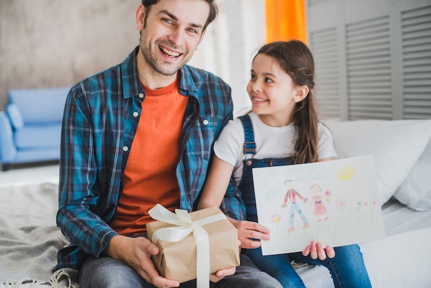 Fathers day concept with father and daughter holding presents | Free Photo