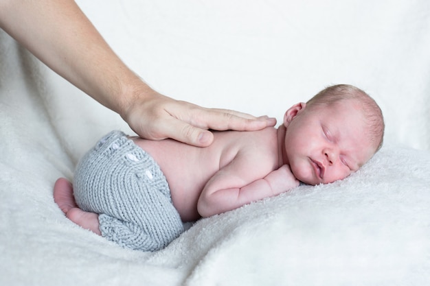 生まれたばかりの赤ちゃんと太った手は 人生の最初の日を眠ります 平和的に眠っているかわいい小さな新生児 プレミアム写真