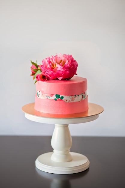 フォールトラインケーキ装飾シュガーペーパーとピンクの牡丹 プレミアム写真