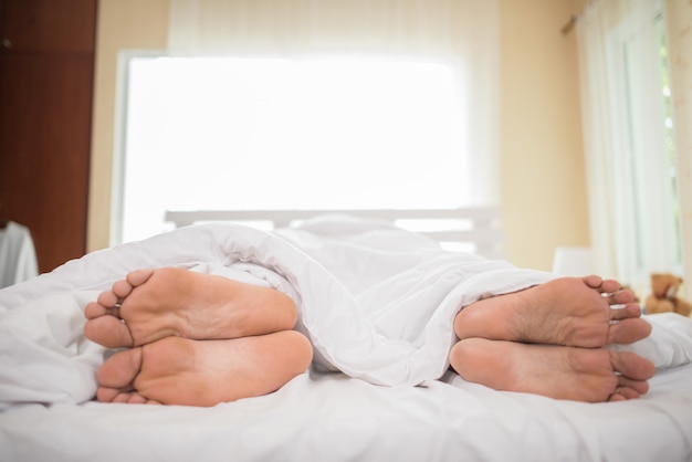 Feet of couple facing away from each other. Photo | Free Download