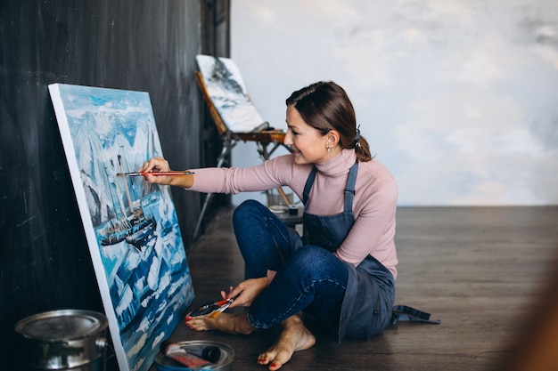 Female artist painting in studio | Free Photo