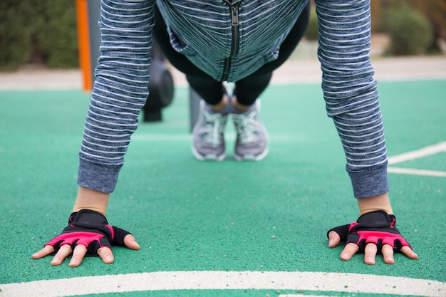 Female athlete doing push ups Free Photo