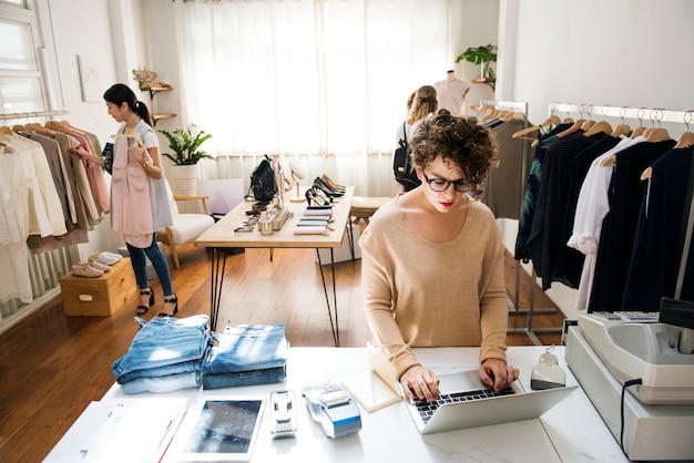 A female business owner is using the laptop Free Photo