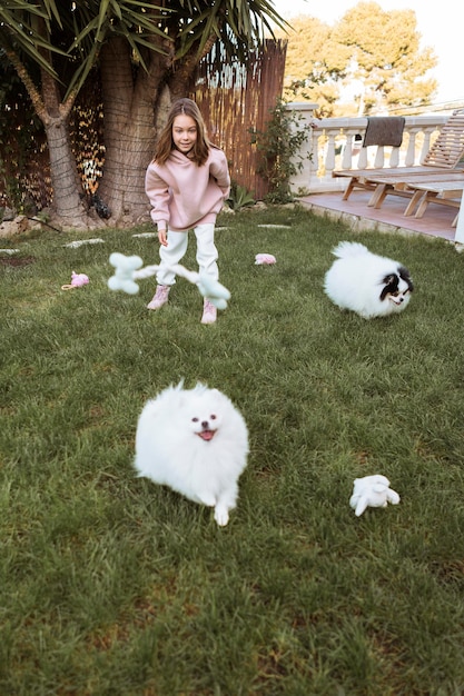 女児とふわふわ犬遊び 無料の写真