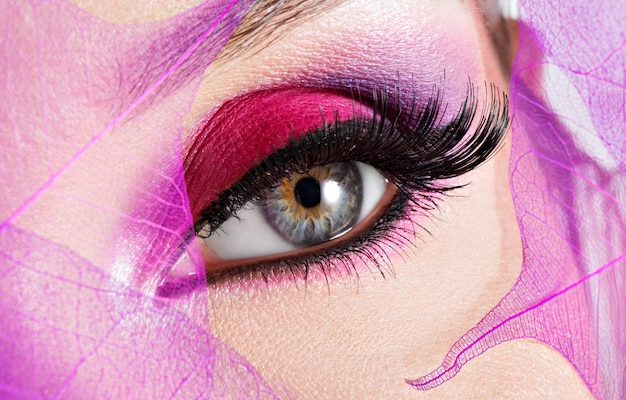 Free Photo | Female eye with beautiful fashion bright pink makeup