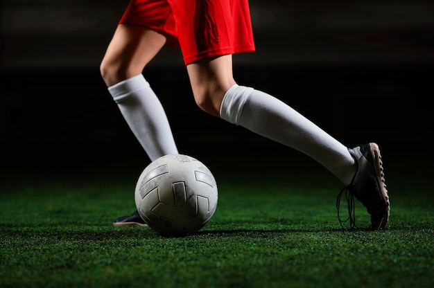 ボールの横に走っている女子サッカー選手 無料の写真