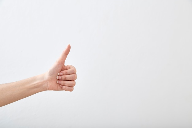 female-hand-gesture-thumbs-up_41471-4854.jpg