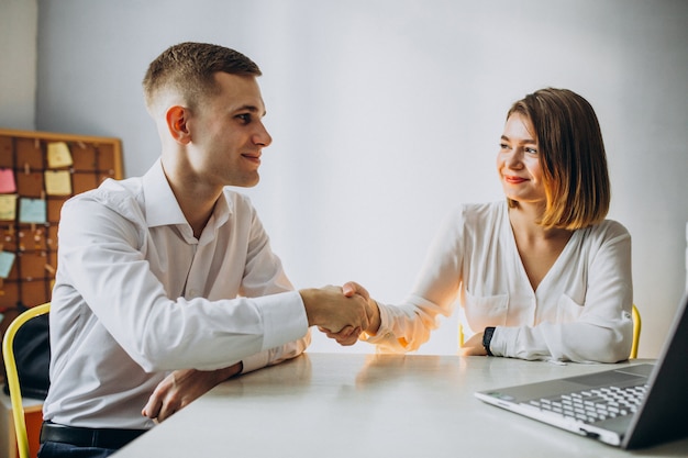 Female and male collegues working in office Free Photo