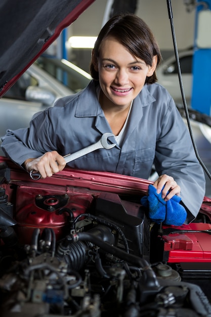 Female mechanic servicing car Photo | Free Download